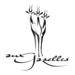 Stilisierte Schwarz-Weiß-Illustration von drei Gazellen, die nebeneinander stehen, über dem kursiven Text aux Gazelles auf weißem Hintergrund.
