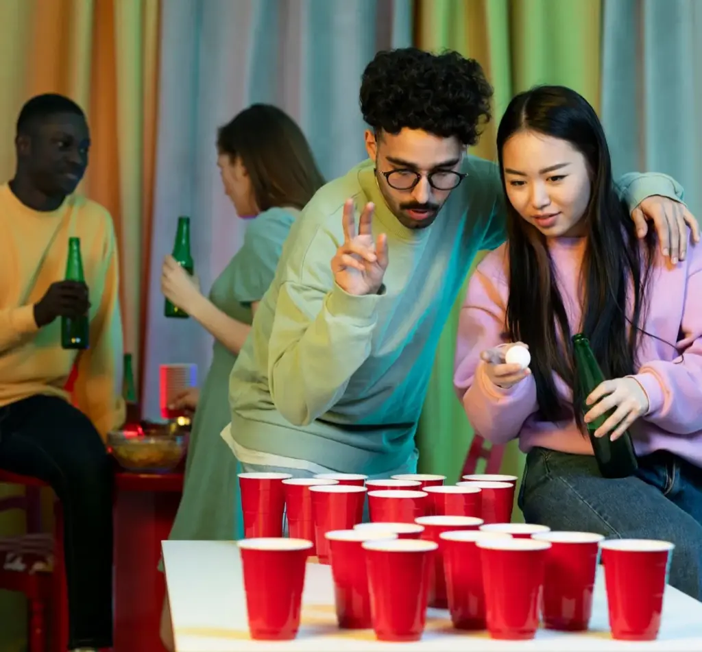 Partyspiele für Erwachsene: Von antiken Trinkgelagen bis zu wilden Promi-Spielen 1 Beer Pong Partyspiele fuer Erwachsene WO FEIERN