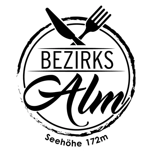 Kreisförmiges schwarz-weißes Logo mit gekreuztem Messer und Gabel über dem Text "BEZIRKS Alm". Am unteren Rand steht "Seehöhe 172m". Das Logo hat eine Umrandung im Pinselstrich-Stil.