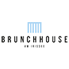 Logo für Brunchhouse am Wasser mit fünf vertikalen blauen Balken über dem Namen in fetten, schwarzen Großbuchstaben. Am Wasser steht in kleineren Großbuchstaben unter Brunchhouse.