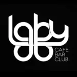 Weißes stilisiertes Logo auf schwarzem Hintergrund mit der Aufschrift lgbt und den Worten CAFE BAR CLUB in kleinerem Text auf der rechten Seite.
