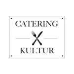 Ein schwarz-weißes Logo mit dem Schriftzug CATERING oben und KULTUR unten, einer gekreuzten Gabel und einem gekreuzten Messer, die von einem rechteckigen Rahmen umgeben sind.