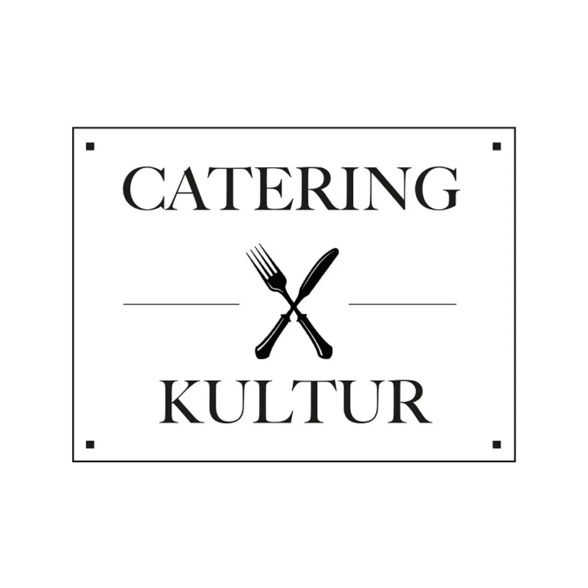 Ein schwarz-weißes Logo mit dem Schriftzug CATERING oben und KULTUR unten, einer gekreuzten Gabel und einem gekreuzten Messer, die von einem rechteckigen Rahmen umgeben sind.