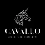 Ein geometrischer weißer Umriss eines Einhornkopfes erscheint über dem Wort CAVALLO und dem Text LOUNGE + BAR + RESTAURANT auf einem schwarzen Hintergrund.
