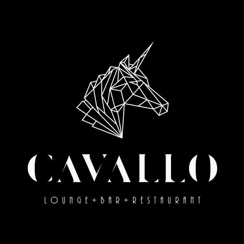 Ein geometrischer weißer Umriss eines Einhornkopfes erscheint über dem Wort CAVALLO und dem Text LOUNGE + BAR + RESTAURANT auf einem schwarzen Hintergrund.