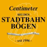 Logo mit gelbem Hintergrund, das den Umriss eines Bierkrugs, ein Maßband und den Text Centimeter bei den Stadtbahnbögen - seit 1996 - zeigt.