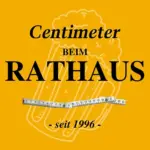 Gelber Hintergrund mit einer Strichzeichnung eines Bierkruges. Der Text lautet: Zentimeter beim Rathaus - seit 1996 -. Über dem Bild ist ein Maßband abgebildet.