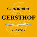 Gelber Hintergrund mit einer schwachen Bierkrugillustration, dem Text Centimeter IN GERSTHOF in Fettdruck, einem Maßband in der Mitte und "- seit 1996 -" am unteren Rand.