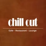 Weißer Text auf braunem Hintergrund: chill out in großen Buchstaben, darunter Cafe - Restaurant - Lounge in kleineren Buchstaben, getrennt durch eine horizontale Linie.
