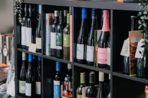 DAST Restaurant wofeiern Weinregal