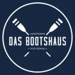 Kreisförmiges Marinelogo mit zwei weißen gekreuzten Paddeln und dem Text: Landtmann DAS BOOTSHAUS ~ ALTE DONAU ~ in fetten Großbuchstaben innerhalb des Kreises.