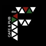 Ein stilisierter Buchstabe F aus weißen Dreiecken, mit einem roten und einem grünen Dreieck auf dem oberen Balken und einem grünen Dreieck auf der linken Seite. Der Text lautet das CAFE & PUB vertikal auf einem schwarzen Hintergrund.