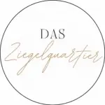 Rundes Logo mit dem Schriftzug DAS in einer Serifenschrift über dem Wort Ziegelquartier in einer Schreibschrift.