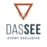 Logo für DASSEE Event Exclusive mit einem stilisierten, auf dem Kopf stehenden Dreieck mit Wellenlinien, die an eine Spiegelung im Wasser erinnern, über dem Text in fetten und normalen Schriftarten auf weißem Hintergrund.