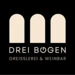 Logo für Drei Bogen Greißlerei & Weinbar mit drei Bogenformen über dem Namen in fetter Schrift auf schwarzem Hintergrund. Das O in Bogen ähnelt einem Machtsymbol.