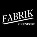 Weißer Text auf schwarzem Hintergrund: FABRIK in großen Buchstaben mit weißem Unterstrich und VÖSENDORF in kleineren Buchstaben unterhalb des Unterstrichs.