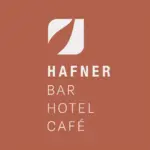 Logo für HAFNER mit einem stilisierten Blatt-Symbol über dem Schriftzug HAFNER BAR HOTEL CAFÉ auf terrakottafarbenem Hintergrund.