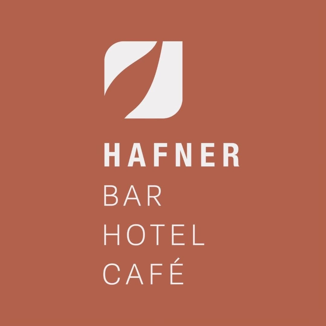 Logo für HAFNER mit einem stilisierten Blatt-Symbol über dem Schriftzug HAFNER BAR HOTEL CAFÉ auf terrakottafarbenem Hintergrund.