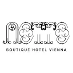 Das Wort „MOTTO“ ist in kunstvollen schwarzen Strichzeichnungen im dekorativen Stil dargestellt, darunter steht „BOUTIQUE HOTEL VIENNA“ in schlichten schwarzen Großbuchstaben. Das Design ist elegant und symmetrisch.