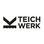 Logo für JKU Teichwerk, bestehend aus einem stilisierten V-förmigen Symbol über einer Wellenlinie, daneben der Text TEICH WERK.
