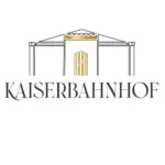 Minimalistisches Logo eines Gebäudes mit Säulen und einem zentralen Bogen, umrandet in Schwarz und Gold, über dem Wort "KAISERBAHNHOF" in eleganten Großbuchstaben.