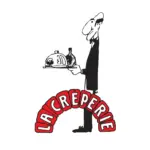 Ein Kellner trägt eine abgedeckte Platte und eine Flasche über dem roten, gewölbten Logo LA CREPERIE.