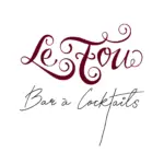 Logo mit „Le Fou“ in dekorativer roter Schrift über „Bar à Cocktails“ in schwarzer Kursivschrift auf weißem Hintergrund.