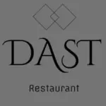 Das Bild zeigt ein graues Logo mit zwei sich überlappenden Rauten über dem Wort DAST in großer, eleganter Schrift. Unterhalb von DAST erscheint das Wort Restaurant in einer kleineren, einfachen Schrift.