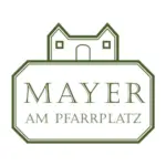 Grün umrandetes Logo mit einem stilisierten Haus an der Spitze und einem Schild darunter, auf dem in Großbuchstaben "MAYER AM PFARRPLATZ" steht.