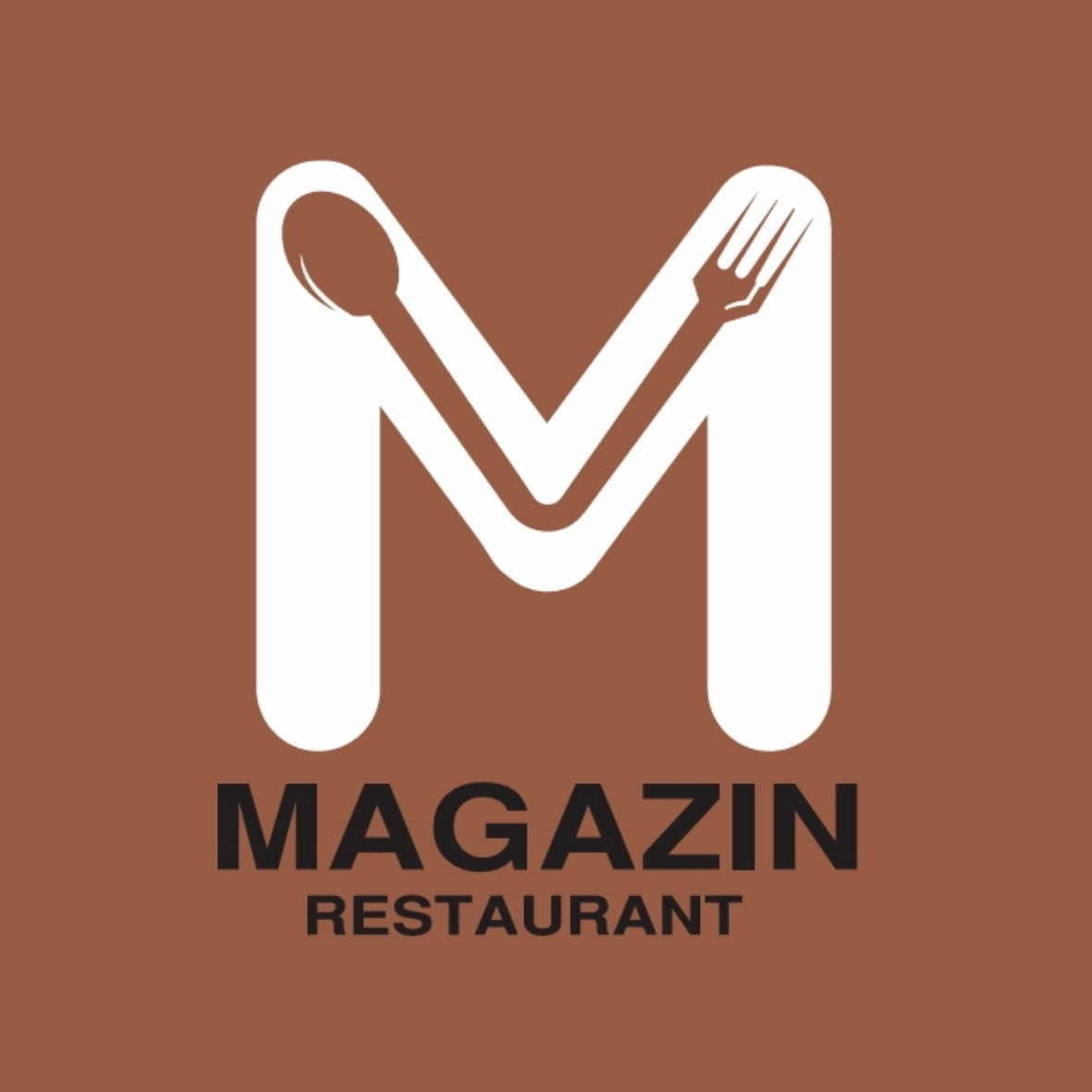 Ein großes weißes „M“, dessen obere Ecken aus einem Löffel und einer Gabel bestehen. Darunter steht auf braunem Hintergrund der Schriftzug „MAGAZIN RESTAURANT“.
