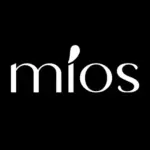 Das Wort mios ist in weißen Kleinbuchstaben auf einem schwarzen Hintergrund geschrieben. Der Punkt über dem i hat die Form einer Träne und verleiht dem Text ein einzigartiges Designelement.