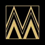Ein schwarzes Quadrat mit einem geometrischen Muster in Gold, das den Buchstaben M bildet, wobei scharfe, kantige Linien und Dreiecke verwendet werden, die alle von einer goldenen Umrandung umgeben sind.