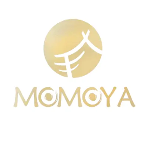 Goldenes und weißes Logo mit einem kreisförmigen Emblem mit abstrakten Linien über dem Wort "MOMOYA" in stilisierten, abgerundeten Buchstaben.