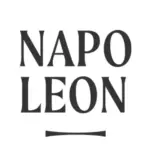 Das Bild zeigt das Wort NAPOLEON, das in zwei Zeilen aufgeteilt ist, mit NAPO oben und LEON unten, in fetten, schwarzen Großbuchstaben. Unter dem Wort LEON erscheint eine kurze geschwungene Linie auf weißem Hintergrund.