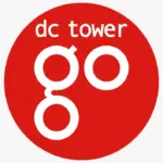 Ein roter Kreis mit weißem Schriftzug „dc tower“ oben und einem großen, stilisierten „go“ in der Mitte. Die Buchstaben sind abgerundet und fett gedruckt.