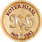 Ein rundes Holzschild mit der Aufschrift ROTER HIASL oben, den stilisierten Initialen H und S in der Mitte und seit 1862 am unteren Rand. Unter den Buchstaben befindet sich eine kleine Grafik eines Bierhahns.