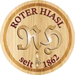 Ein rundes hölzernes Bierfassschild mit dem Text ROTER HIASL oben, stilisierten Buchstaben RH in der Mitte und seit 1862 unten, mit einer Abbildung eines Bierhahns.