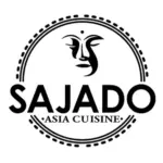 Schwarz-weißes Logo mit einem stilisierten Gesicht über dem Text SAJADO, darunter der Schriftzug Asia Cuisine, eingefasst von einem kreisförmigen Rahmen.