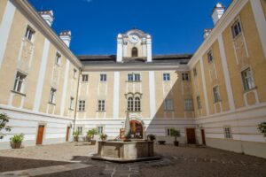 Schlosshotel Rosenau Wo Feiern Location Innenhof