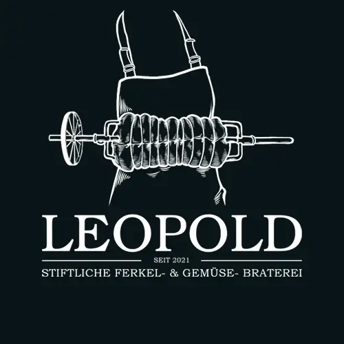 Kreideartige Zeichnung einer Person in einer Schürze, die einen großen Spieß mit Fleischstücken hält. Darunter steht in Fettdruck LEOPOLD mit kleinerem Text: SEIT 2021 STIFTLICHE FERKEL- & GEMÜSE-BRATEREI.