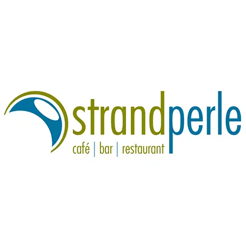 Logo für Strandperle Café | Bar | Restaurant mit einem blauen und grünen abstrakten Wellendesign auf der linken Seite und dem Geschäftsnamen in grünem und blauem Text auf weißem Hintergrund.