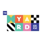 Bunte geometrische Blöcke buchstabieren THE YARD mit der Aufschrift STEP INTO PLAY auf einem blauen Quadrat. Das Design umfasst Kreise, Streifen und Schachbrettmuster auf weißem Hintergrund.