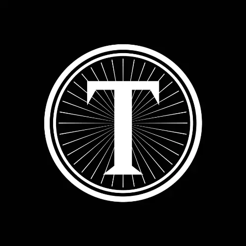 Ein fetter, weißer Großbuchstabe T befindet sich in der Mitte eines schwarzen Kreises mit weißen Radiallinien und einem doppelten weißen Rand vor einem soliden schwarzen Hintergrund.