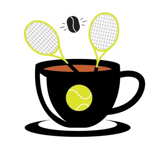 Eine schwarze Kaffeetasse mit einem Tennisballmotiv hält zwei Tennisschläger, über denen ein Tennisball fliegt. Die Tasse steht auf einer Untertasse vor einem weißen Hintergrund.