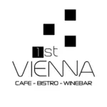 Logo für 1st Vienna Cafe - Bistro - Weinbar. Das Design zeigt drei schwarze Quadrate über dem Text, mit 1st in einem kleineren schwarzen Quadrat und VIENNA in großen, modernen Buchstaben darunter.