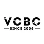 Das Bild zeigt ein Logo mit dem fetten, stilisierten Text VCBC mit diagonalen Unterbrechungen in jedem Buchstaben. Darunter steht SINCE 2006 mit horizontalen Linien auf jeder Seite, alles auf weißem Hintergrund.