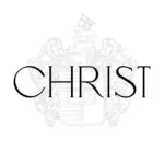 Das Wort CHRIST in großen schwarzen Buchstaben überlagert ein schwaches, verziertes Wappen, das ein Lamm mit einer Flagge und dekorativen Schnörkeln im Hintergrund zeigt.