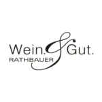 Logo mit der Aufschrift Wein. Gut. RATHBAUER. in schwarzer Schrift auf weißem Grund. Das kaufmännische Und ist groß und stilisiert und verbindet "Wein." und "Gut.". Das Wort RATHBAUER steht in Großbuchstaben unter Wein.