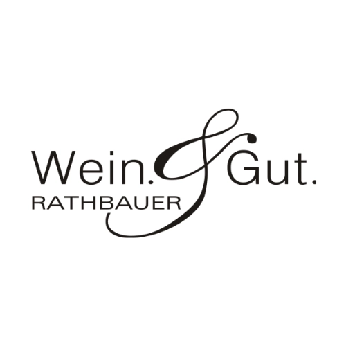 Logo mit der Aufschrift Wein. Gut. RATHBAUER. in schwarzer Schrift auf weißem Grund. Das kaufmännische Und ist groß und stilisiert und verbindet "Wein." und "Gut.". Das Wort RATHBAUER steht in Großbuchstaben unter Wein.