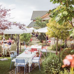 Weingut_Rathbauer_Garten Tische